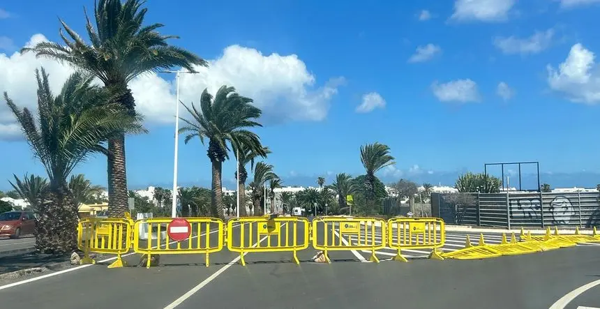 La Policía Local ha tenido todo el domingo cerrada una parte importante de la principal arteria de Costa Teguise