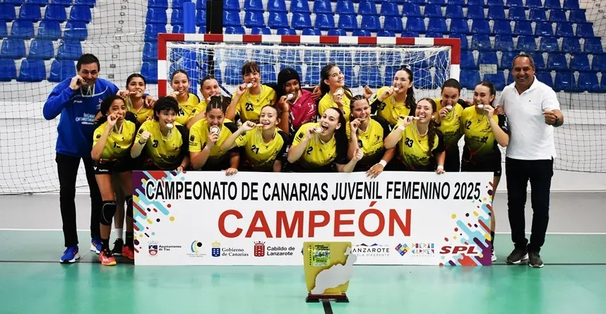 Jugadoras y cuerpo técnico del SPL Lanzarote Puerto del celebrando el campeonato de Canarias juvenil.