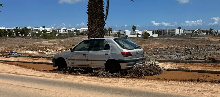 Imagen de un vehículo varado en Costa Teguise por las fuertes lluvias.