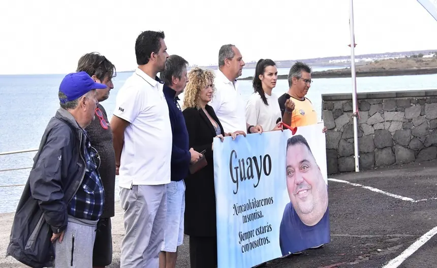 Representantes de la Federación de Barquillos de Vela Latina junto a Juan Monzón y Eli Merino realizando un homenaje a Guayo Rodríguez.