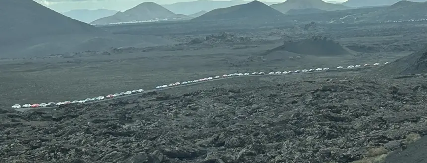 Imagen de la cola kilométrica en los exteriores del parque nacional de Timanfaya.