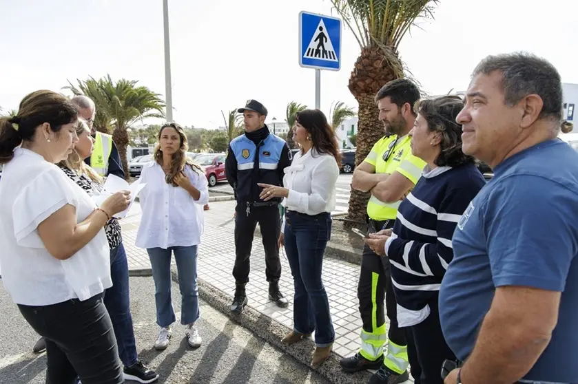 Olivia Duque junto a los componentes del Ayuntamiento de Teguise trabajando en la coordinación de las acciones.