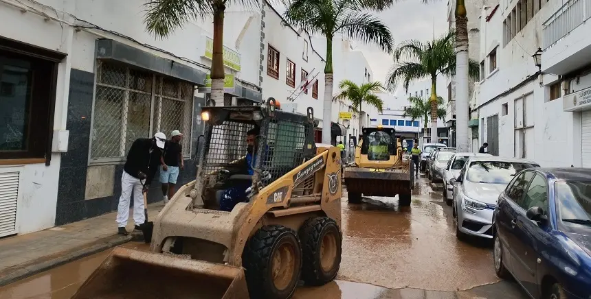 Operarios realizando las labores de limpieza en Arrecife con maquinaria.
