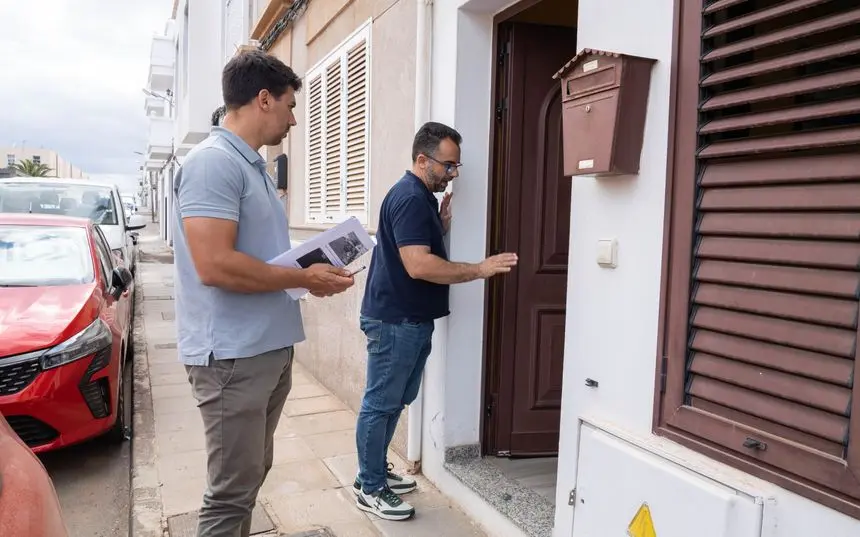 Maciot Cabrera y Echedey Eugenio este lunes visitando una de las viviendas afectadas.