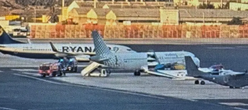 Los bomberos durante su actuación en el aeropuerto César Manrique de Lanzarote.