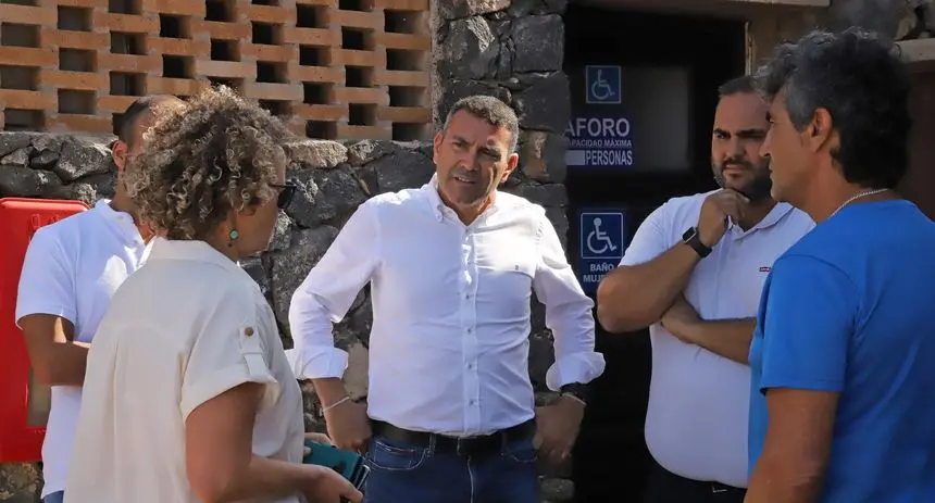 El presidente del Cabildo pasó por el área de acampada para interesarse por la situación en la que se encuentra