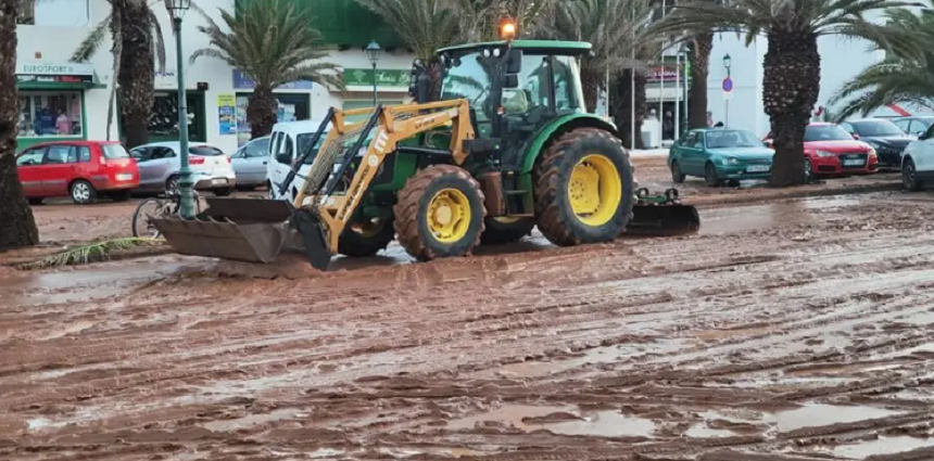 Imagen de una carretera de Costa Teguise al día siguiente de la tromba de agua.