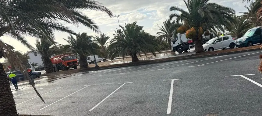 Operarios realizando labores de limpieza en Costa Teguise.