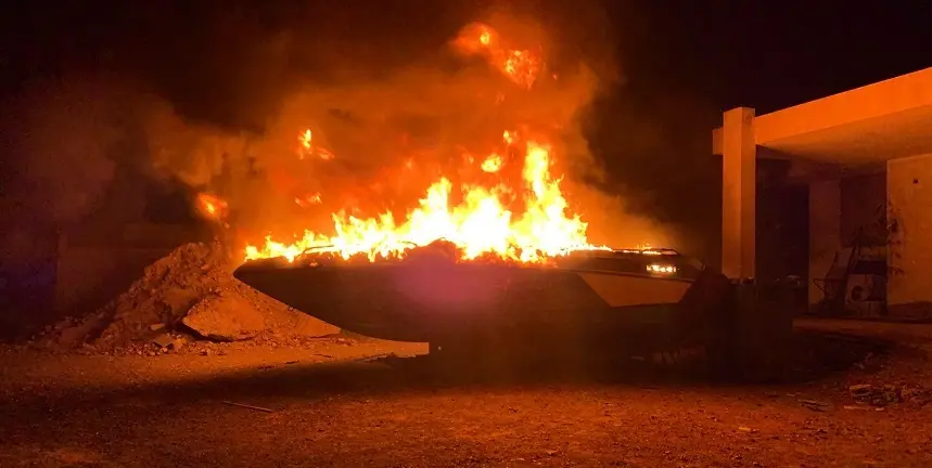 Fuego localizado dentro de la embarcación.