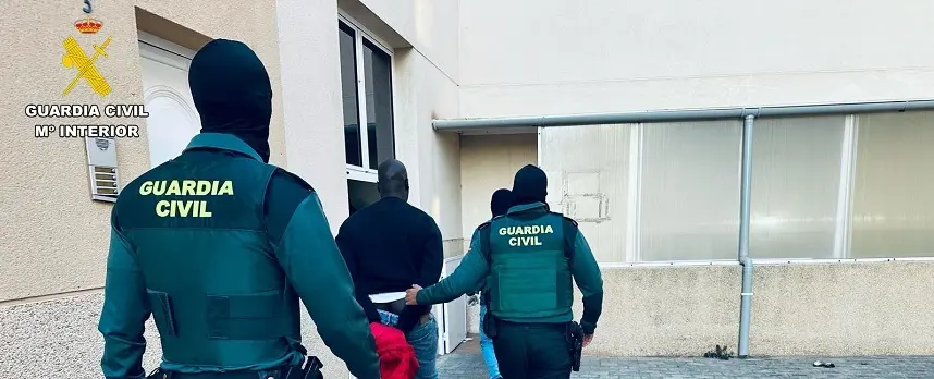 Guardia Civil realizando la detención.