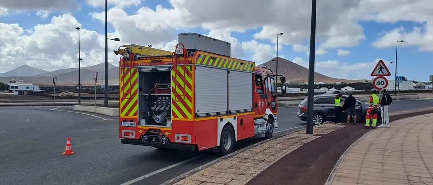 Imagen del accidente con la actuación de los bomberos