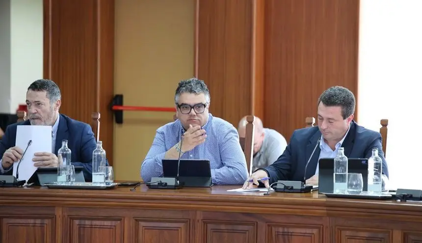 Armando Santana durante un pleno del Cabildo