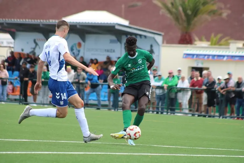Jugador del Unión Sur Yaiza realizando un disparo a la portería rival.