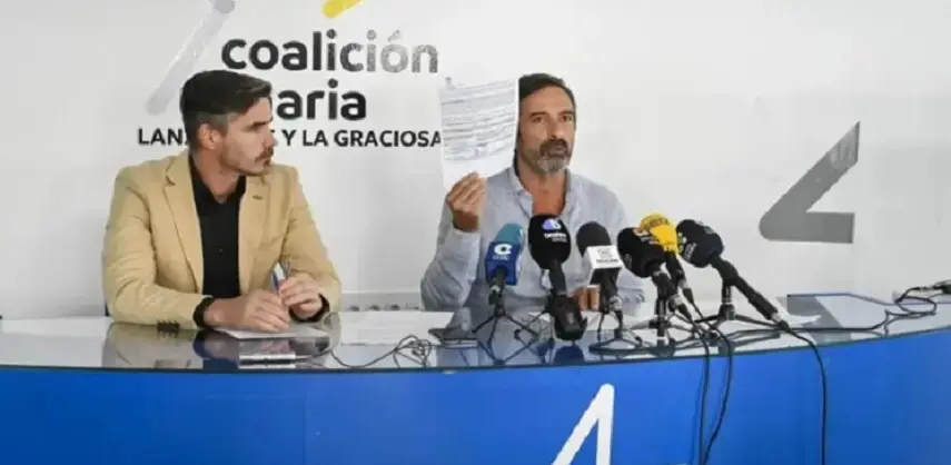 Pedro San Ginés con su abogado David Monte en una de las muchas ruedas de prensa que ha dado para explicar el archivo de las numerosas causas que abrió principalmente el PSOE contra él. 