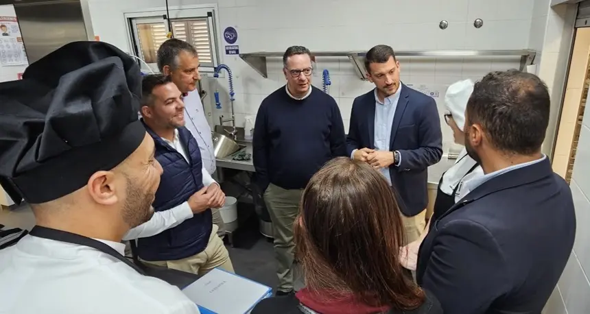 Poli Suárez, durante una visita el pasado mes de enero al CEIP La Destila, uno de los centros afectados