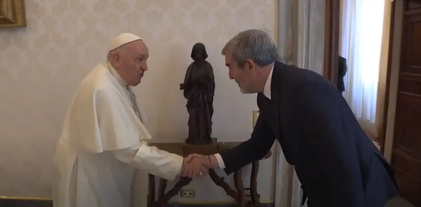 Imagen del primer saludo oficial entre Fernando Clavijo y el Papa Francisco. 