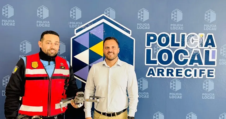 El alcalde de Arrecife junto al ofiical Marcos Rosario.