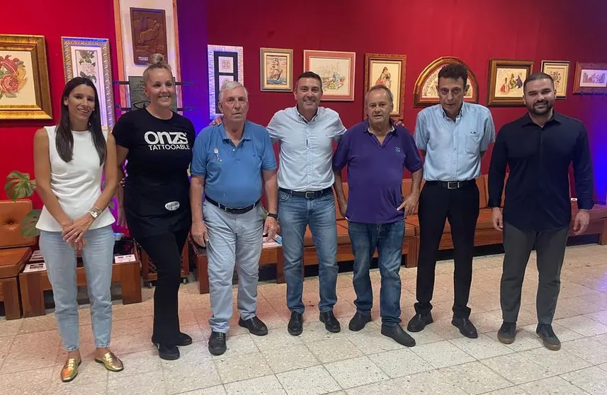 El presidente del Cabildo con los integrantes de la directiva del Torrelavega