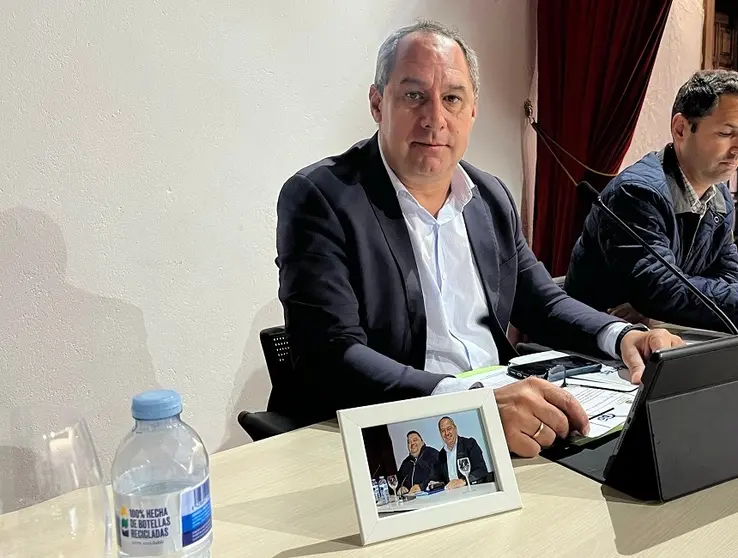 El portavoz del PP llevó al pleno una fotografía con su compañero Guayo Rodríguez.