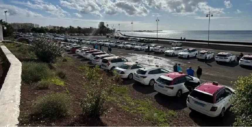 Imagen de la concentración de taxis que se hizo la semana pasada frente a la sede del Cabildo. 