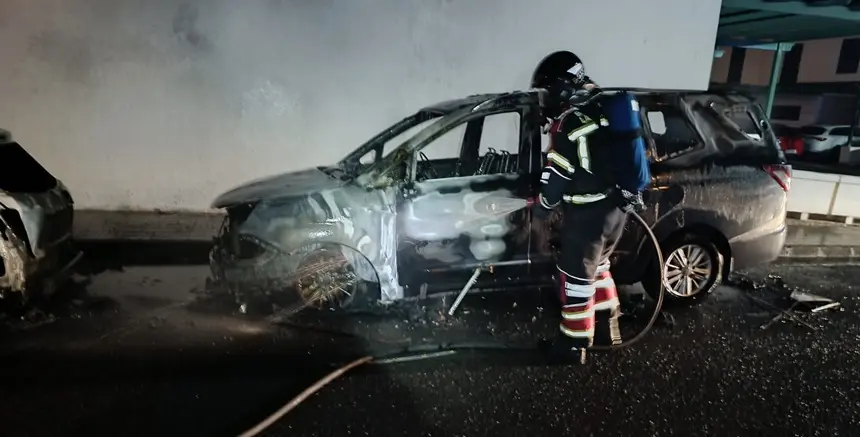 Bombero extinguiendo el fuego que afectó al vehículo.