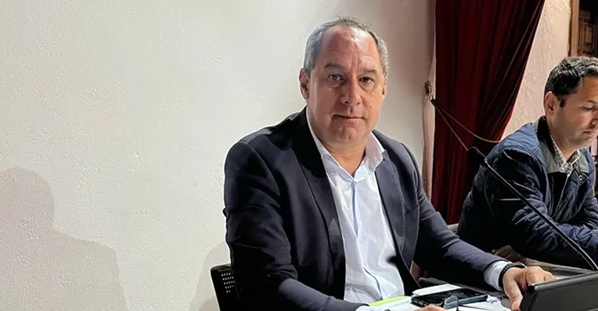 Juan Monzón en el pleno del Ayuntamiento de Yaiza.