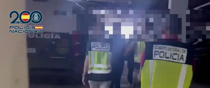 Agentes de la Policía trasladan al detenido.