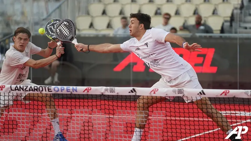 Participantes del A1 Lanzarote Padel intentando impactar a la bola.