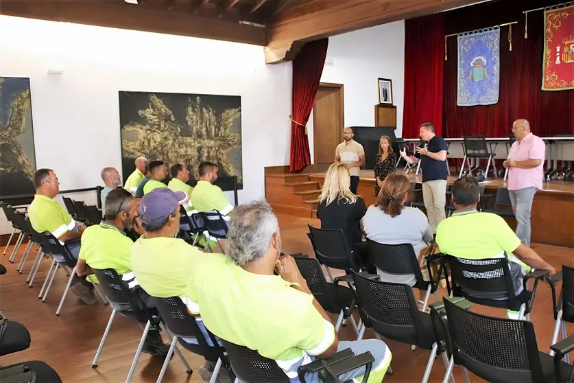 imagen de archivo de una reunión del alcalde y el concejal del área con trabajadores de Urbaser.