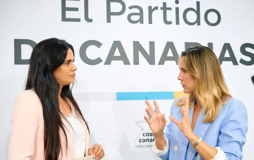 Vidina Espino con María Fernández en un acto de Coalición Canaria en Gran Canaria. 