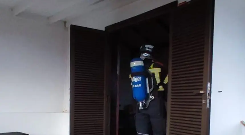Bombero realizando las labores de extinción del fuego.