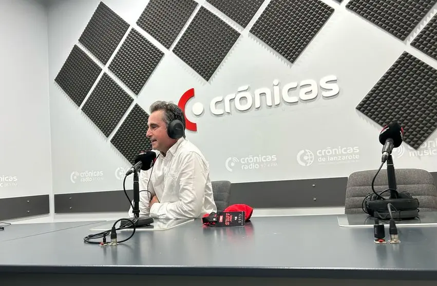 Alejo Álvarez en el estudio central de Crónicas Radio durante su participación en La Volcadita.