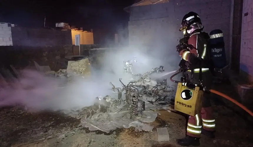 Bombero extinguiendo las llamas en un nuevo incidente vivido en Playa Blanca.