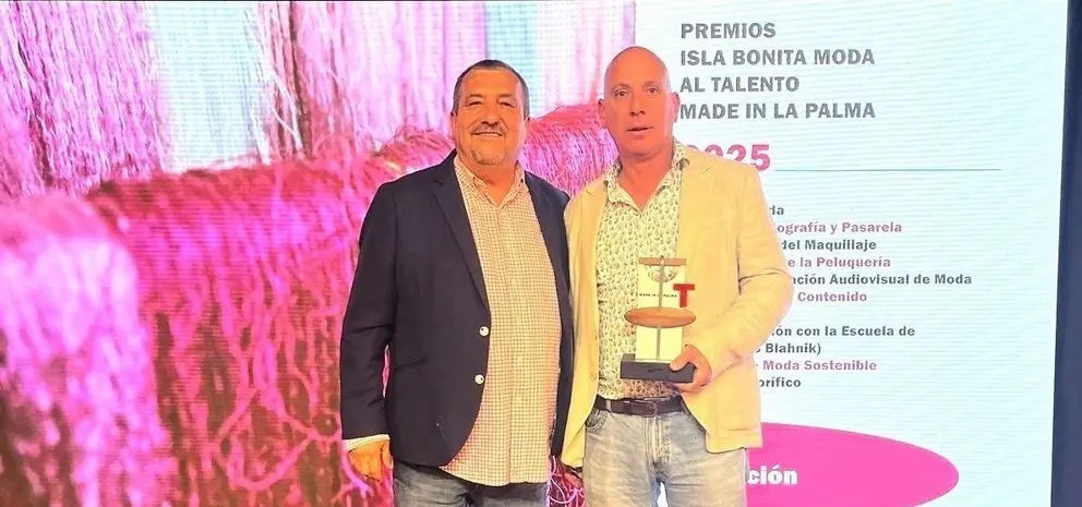 El diseñador con el consejero Miguel Ángel Jiménez.