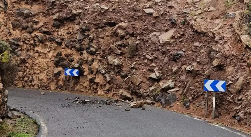 Imagen de la carretera de Malpaso cuando se produjeron los desprendimientos. 