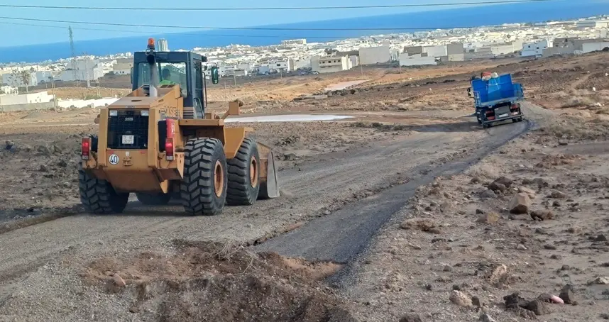 La Concejalía de Obras Públicas del Ayuntamiento de Arrecife sigue acondicionando los caminos afectados por las lluvias  en El Diseminado de Argana