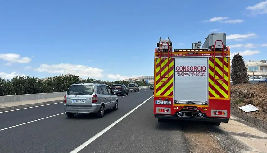Momento en el que actúan los bomberos para retirar el vehículo