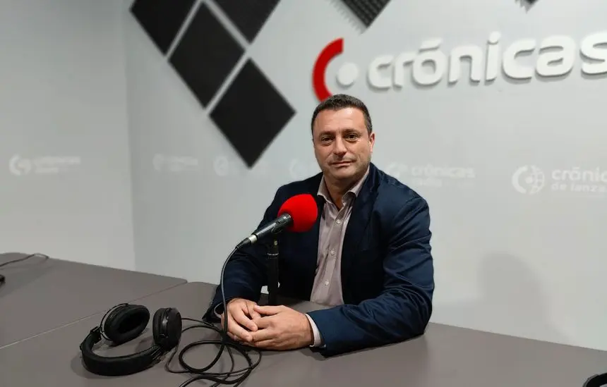 Óscar Noda en el estudio de Crónicas Radio