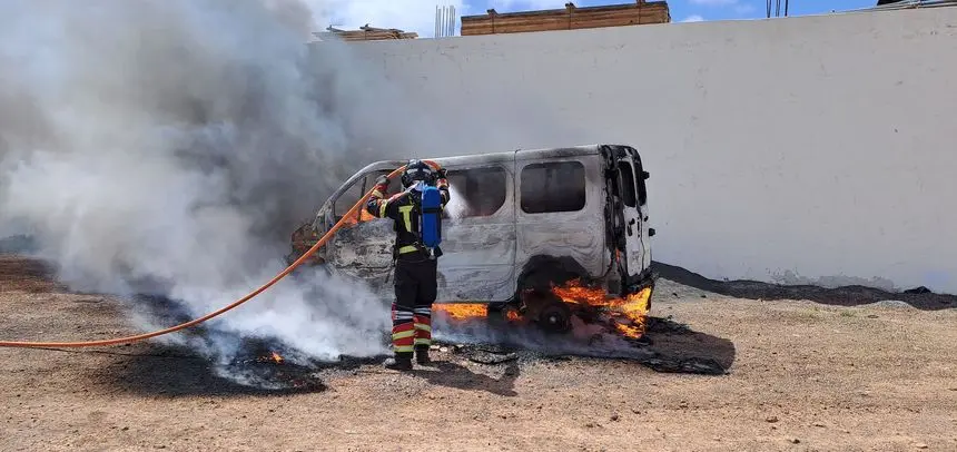 Momento en el que uno de los bomberos trata de sofocar el incendio