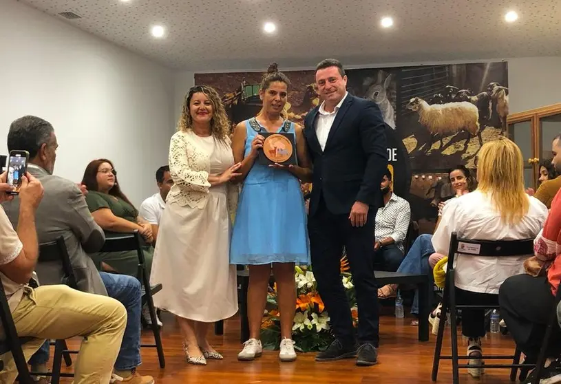 representantes de Yaiza con una de las hijas del homenajeado