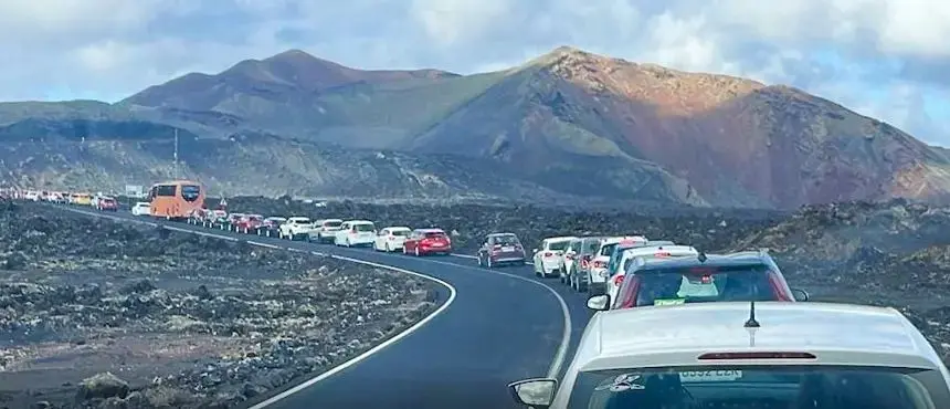 Imagen de una de las colas que se crean en Timanfaya
