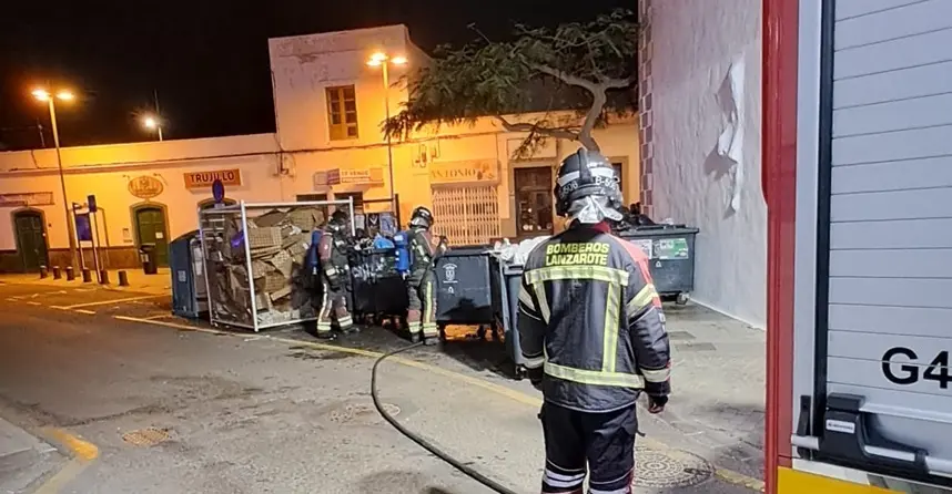 Bomberos del Consorcio de Seguridad y Emergencias apagando el fuego localizado en un contenedor.