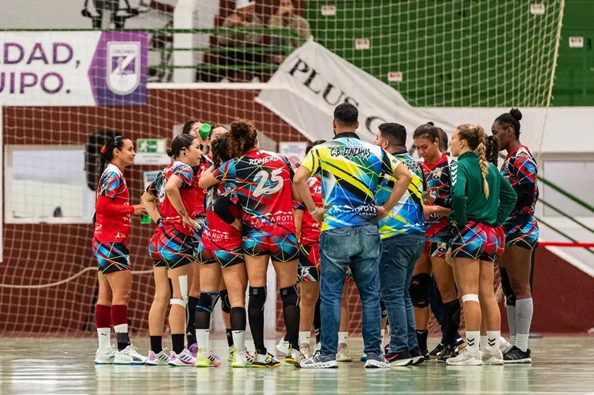 Jugadoras del Zonzamas recibiendo instrucciones de su técnico.