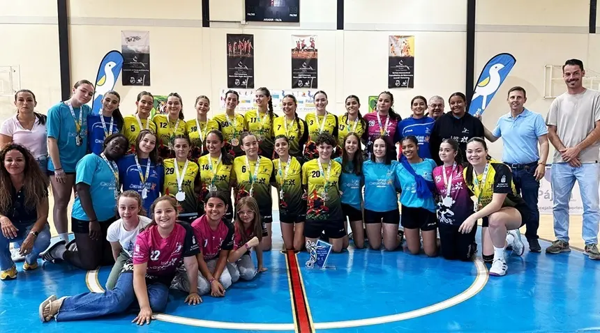 Jugadoras y cuerpo técnico del Puerto del Carmen cadete celebrando el Campeonato de Canarias conseguido.