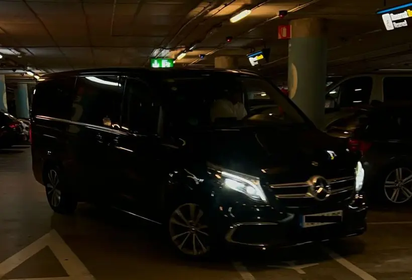 Imagen de una de las furgonetas en las que sacaron del aeropuerto de Barcelona al grupo de estudiantes de Teguise.