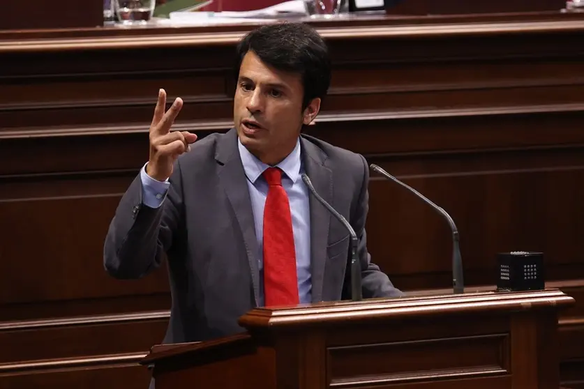 Marcos Bergaz. en el Parlamento canario.