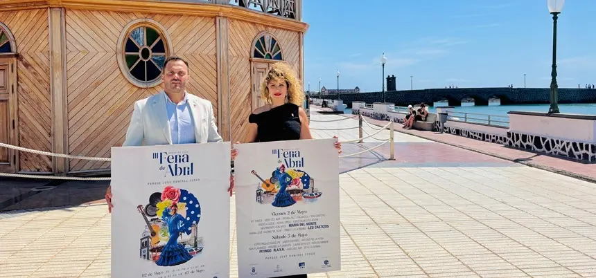 El alcalde de Arrecife, Yonathan de León, y la concejala de Turismo y Comercio, Eli Merino, presentando la programación de la Feria de Abril de Arrecife.