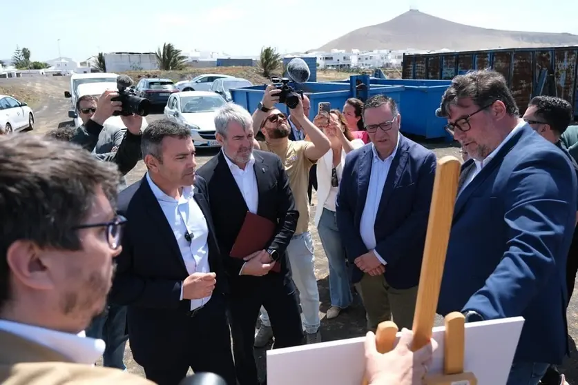 Isidro Pérez junto a Fernando Clavijo, Poli Suárez y Oswaldo Betancort en su visita al municipio de San bartolomé.
