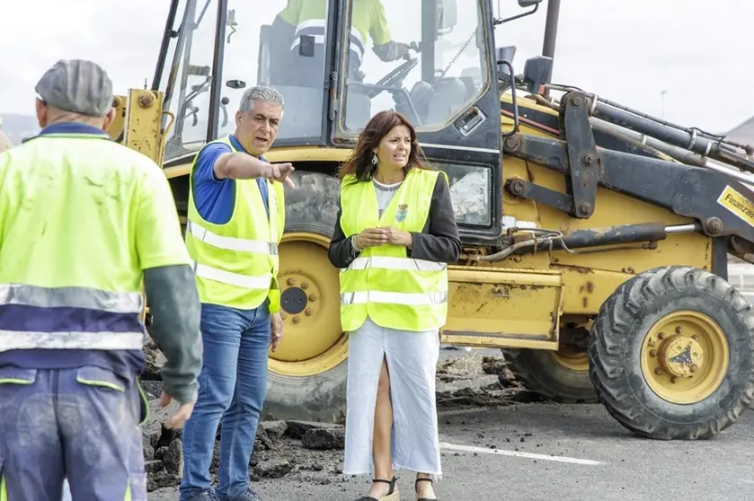 Olivia Duque junto Eugenio Robayna en las obras de construcción de la glorieta del punto limpio de Costa Teguise.