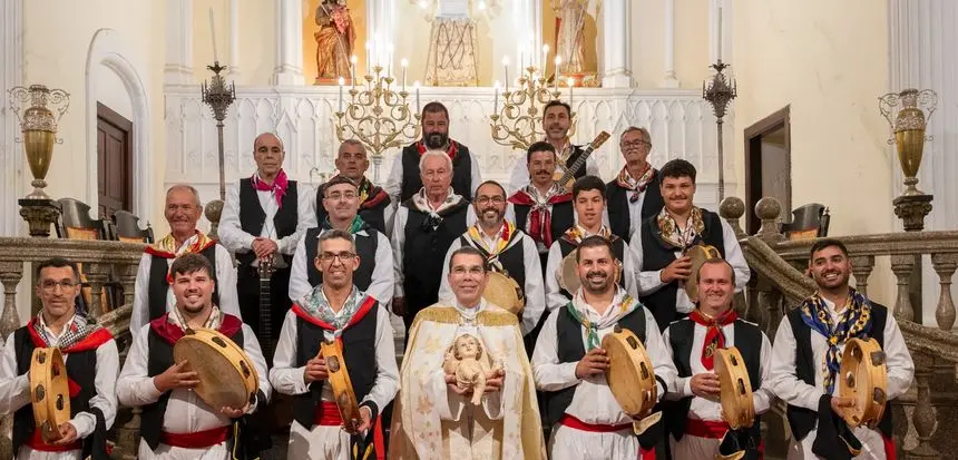 Imagen del Rancho con el sacerdote y la imagen del Niño Jesús